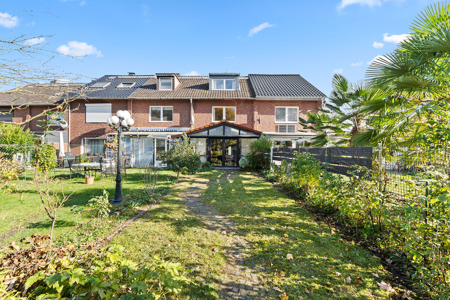 Schickes Reihenmittelhaus mit Garten und Garage