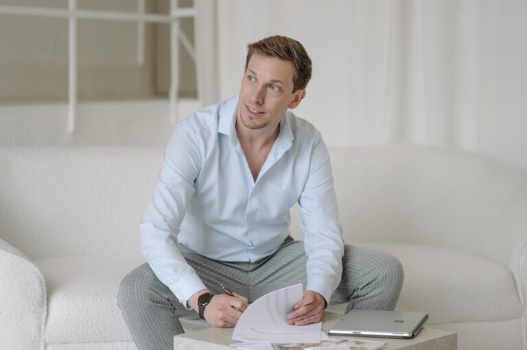 Wealth & Living Immobilien in Viersen. Daniel Maaßen, Geschäftsführer und Immobilienmakler IHK unterschreibt einen Maklervertrag.