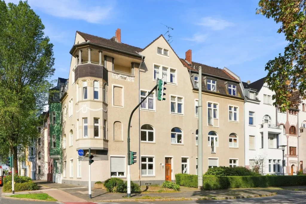Außenansicht des historischen Mehrfamilienhauses mit Erker und verzierter Fassade
