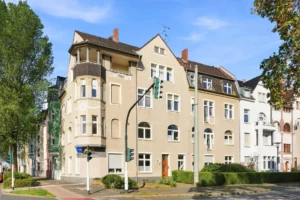 Außenansicht des historischen Mehrfamilienhauses mit Erker und verzierter Fassade